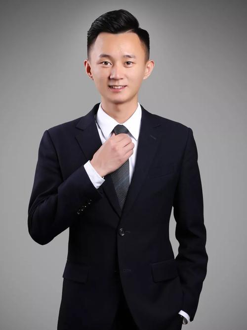 工作期间,石群一定是以干净整洁的职业形象出现